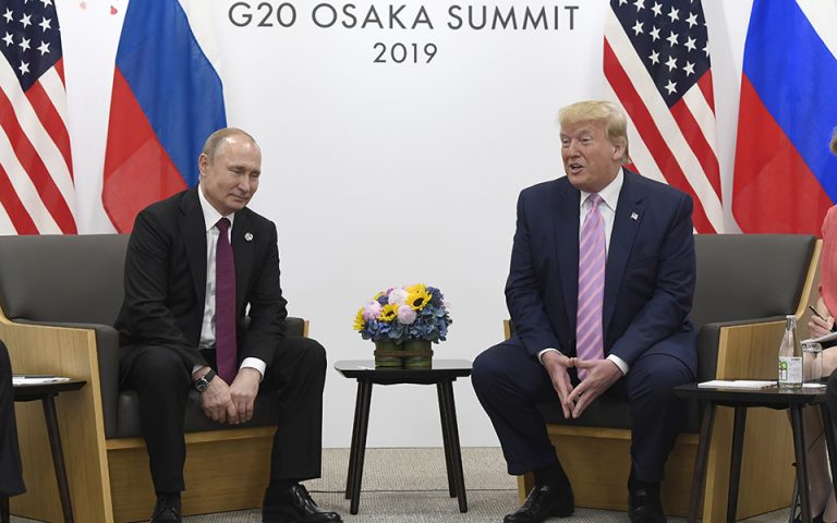Θετικό κλίμα στη συνάντηση Τραμπ – Πούτιν: Το χιούμορ του Αμερικανού προέδρου στον Ρώσο ομόλογό του