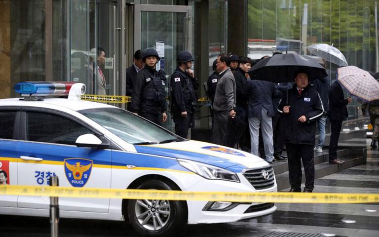 Σεούλ: Ανδρας έριξε το αυτοκίνητό του, φορτωμένο με γκαζάκια, στην πύλη της πρεσβείας των ΗΠΑ
