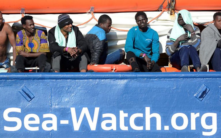Πλοίο με μετανάστες «σπάει» την απαγόρευση Σαλβίνι και ετοιμάζεται να δέσει στη Λαμπεντούζα (βίντεο)