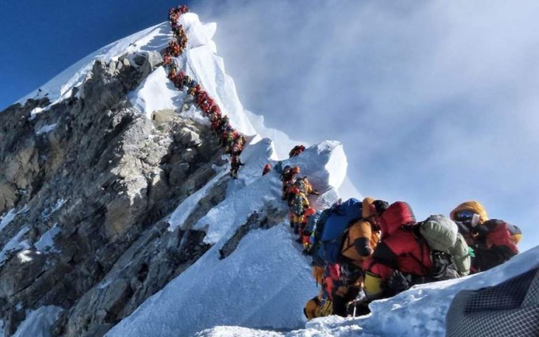 Αλλος για το Εβερεστ: Αριθμός-ρεκόρ ορειβατών τη φετινή άνοιξη στη «στέγη του κόσμου»