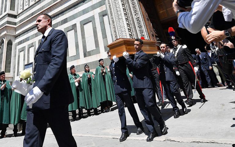 Χιλιάδες κόσμου στην κηδεία του Φράνκο Τζεφιρέλι (βίντεο – φωτογραφίες)