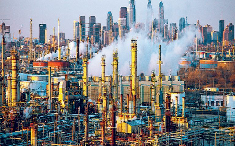 Ο κίνδυνος επιβράδυνσης της παγκόσμιας οικονομίας πιέζει την τιμή του πετρελαίου