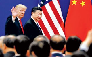 O πρόεδρος Τραμπ απείλησε να αυξήσει τους δασμούς σε εισαγωγές από την Κίνα ύψους 300 δισ. δολαρίων τον χρόνο εάν δεν συναντηθεί μαζί του στην επικείμενη σύνοδο του G20 ο Κινέζος πρόεδρος Σι Τζινπίνγκ.
