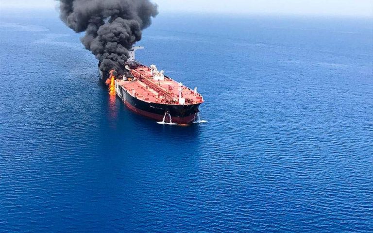 Το τάνκερ που χτυπήθηκε στον Κόλπο του Ομάν κατευθύνεται σε λιμάνι των Εμιράτων