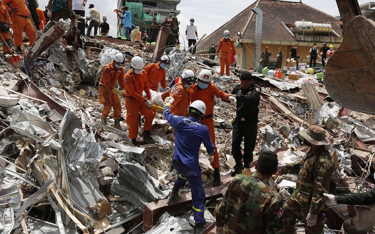 Καμπότζη: Στους 17 οι νεκροί από την κατάρρευση ενός υπό κατασκευή κτιρίου (φωτογραφίες)