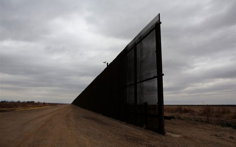 Αμερικανοί στρατιώτες θα βάψουν το τείχος στα σύνορα με το Μεξικό για λόγους… αισθητικής