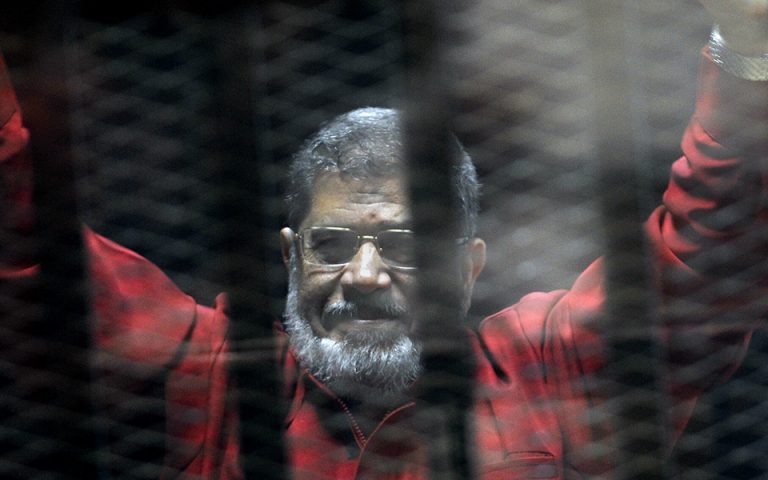 Πέθανε κατά τη διάρκεια της δίκης του ο πρώην πρόεδρος της Αιγύπτου Μοχάμεντ Μόρσι