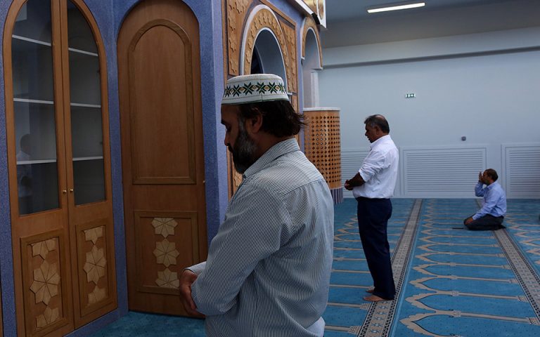 Οι πρώτοι μουσουλμάνοι προσευχήθηκαν μέσα στο τέμενος της Αθήνας (φωτογραφίες)