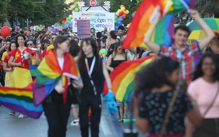 «Πολύχρωμο» πλήθος στο 15ο Athens Pride (φωτογραφίες)