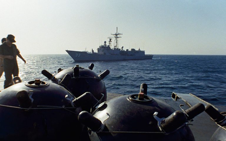 Ταχύπλοα του ιρανικού ναυτικού παρεμποδίζουν τη ρυμούλκηση του δεξαμενόπλοιου