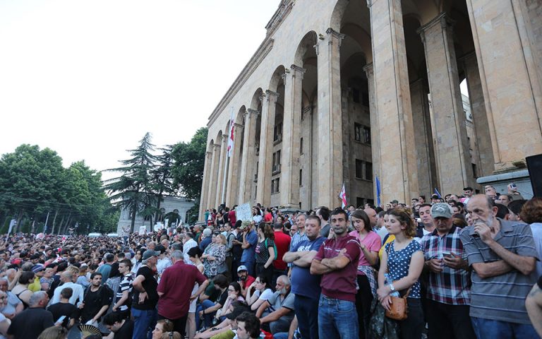 Χιλιάδες διαδηλωτές και πάλι στους δρόμους της Τιφλίδας