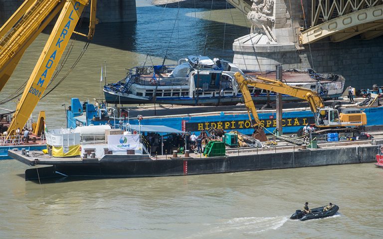 Ανελκύστηκε το πλοίο που βυθίστηκε στον Δούναβη (φωτογραφίες)