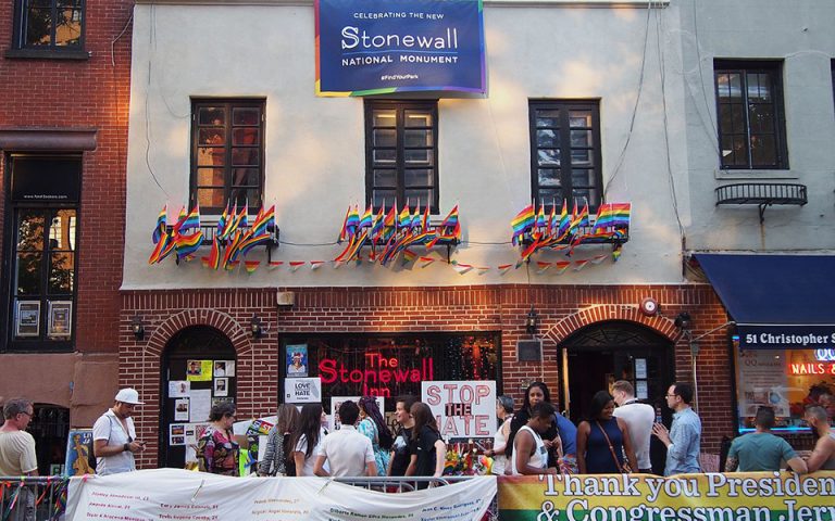 50 χρόνια Pride: Η έφοδος στο Stonewall Inn της Νέας Υόρκης από όπου ξεκίνησε το κίνημα των γκέι