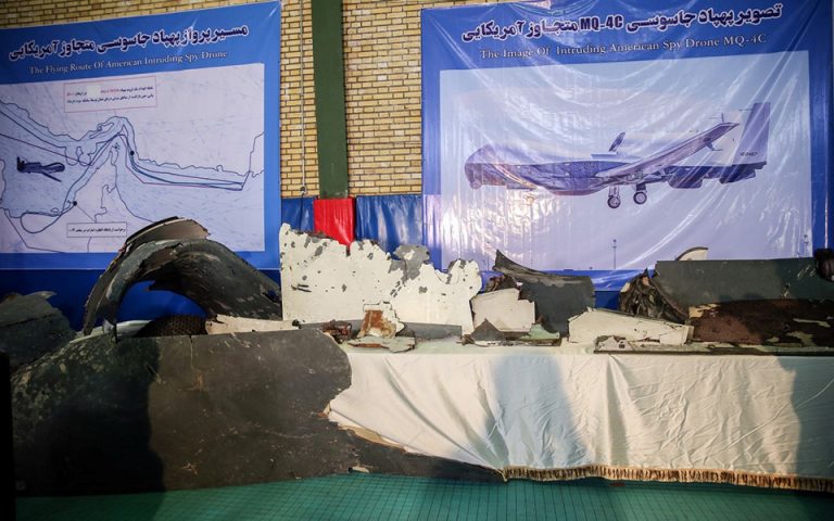 Εικόνες από τα συντρίμμια του αμερικανικού drone που κατέρριψε το Ιράν