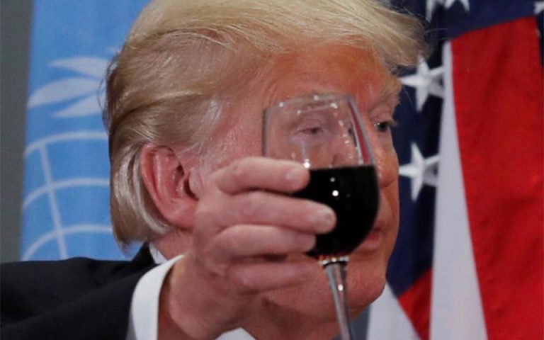 ΗΠΑ: Επιβολή επιπρόσθετων δασμών στο γαλλικό κρασί εξετάζει ο Τραμπ