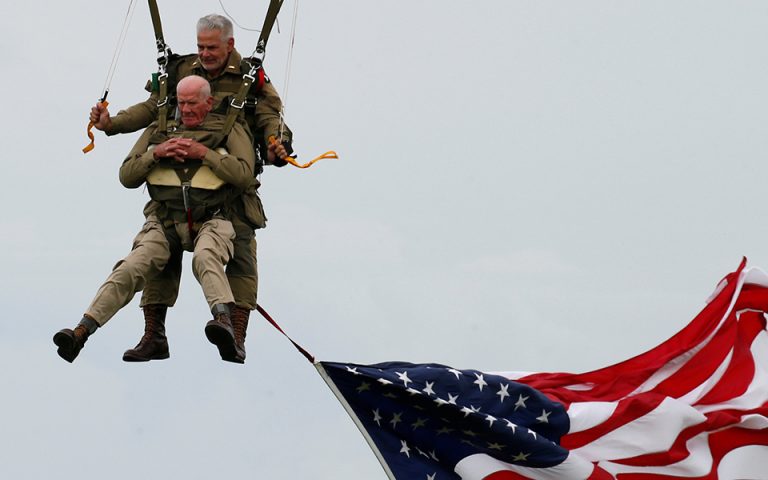 Αμερικανός 97χρονος βετεράνος έπεσε με αλεξίπτωτο στη Νορμανδία για να τιμήσει την D-Day (βίντεο)