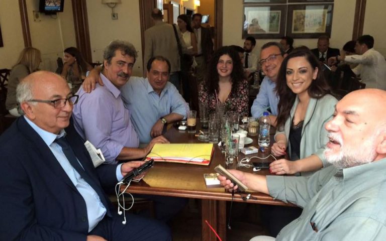 Με συντροφιά καπνιστών στο καφενείο της Βουλής μετά την ομιλία του ο Π. Πολάκης