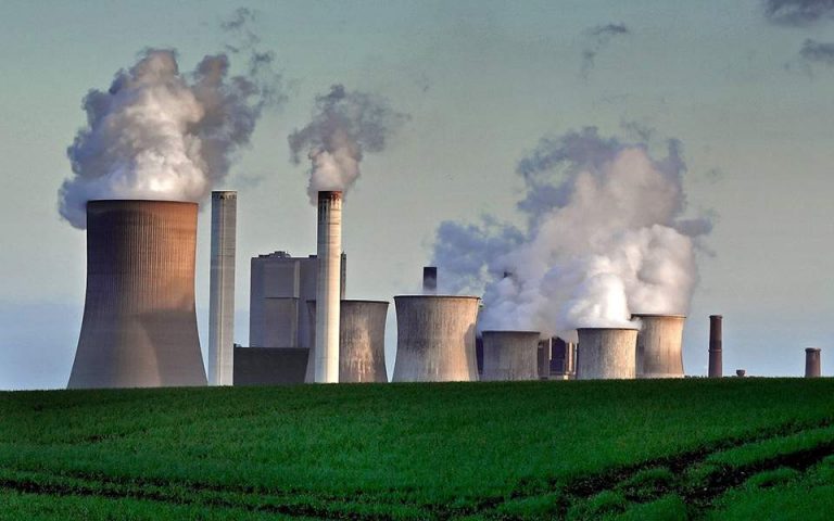 Πιέσεις επενδυτών σε εταιρείες για μείωση εκπομπών ρύπων