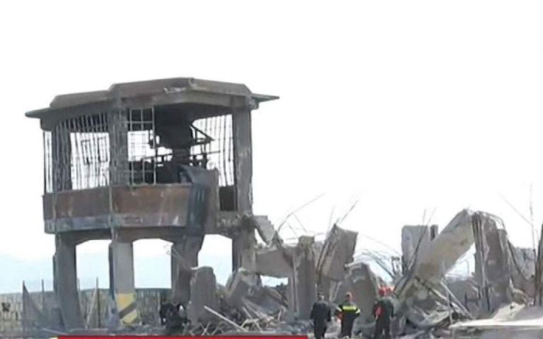 Κατέρρευσε παλιό κτίριο στο λιμάνι του Πειραιά (βίντεο)