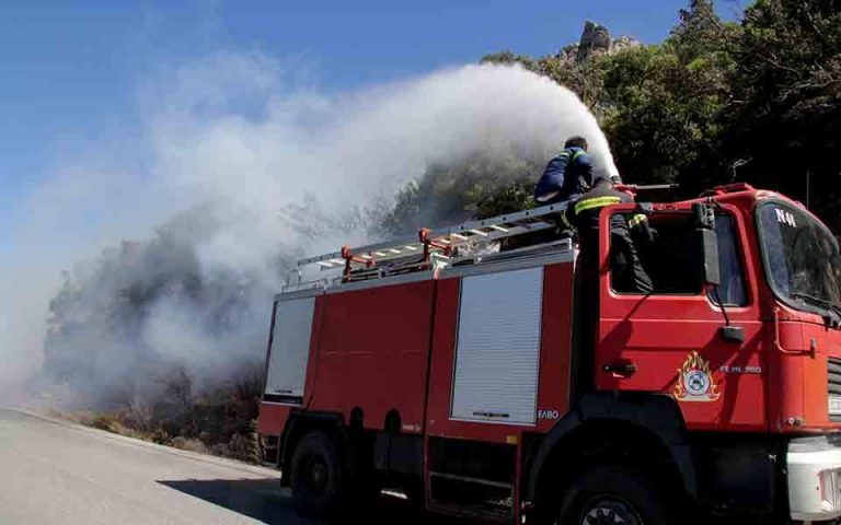 Πυρκαγιά σε hot spot στο Λαύριο – Τέθηκε πολύ γρήγορα υπό μερικό έλεγχο