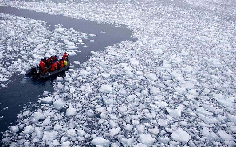Επιστήμονες προτείνουν τον βομβαρδισμό της Ανταρκτικής με τεχνητό χιόνι για να περιοριστεί το λιώσιμο των πάγων