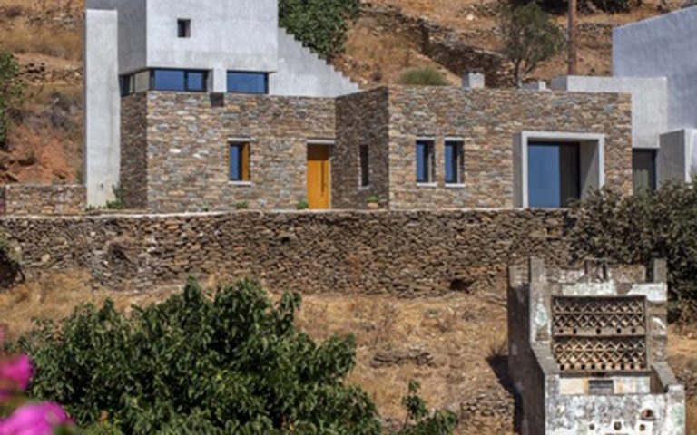 Μια ιδιωτική κατοικία στην Τήνο που επιμένει στην τέχνη