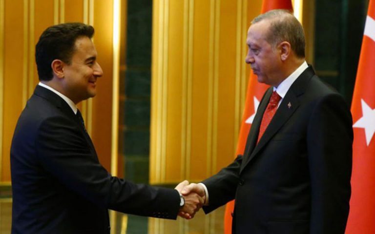 Τουρκία: Ο Αλί Μπαμπατζάν, πρώην σύμμαχος του Ερντογάν, αποχώρησε από το AKP