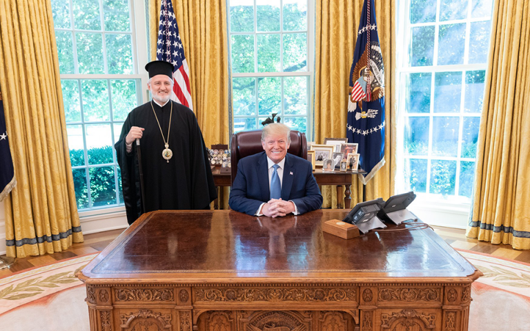 Τον Αρχιεπίσκοπο Αμερικής Ελπιδοφόρο υποδέχθηκε στον Λευκό Οίκο ο Ντόναλντ Τραμπ