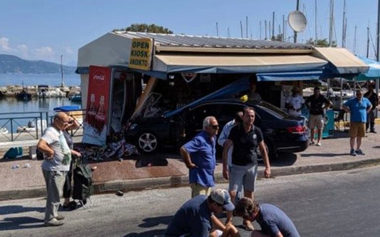 Ταξί «έπεσε» σε περίπτερο στην Κέρκυρα – Τραυματίστηκε ελαφρά μία γυναίκα