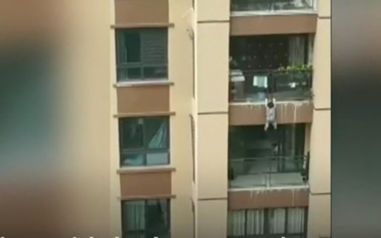 Κίνα: Ένα 3χρονο αγοράκι έπεσε από ύψος 5 ορόφων και επέζησε χάρη στην παρέμβαση των γειτόνων (βίντεο)