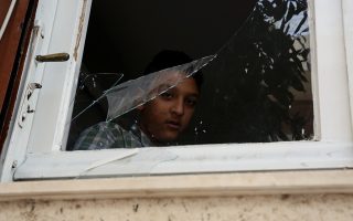Σπασμένα τζάμια στο παιδικό δωμάτιο στο σπίτι του Αμίρ, Αθήνα, Παρασκευή 03 Νοεμβρίου 2017. Κουκουλοφόροι επιτέθηκαν στις 3 τα ξημερώματα με πέτρες και μπουκάλια στο σπίτι του 11-χρονου Αμίρ από το Αφγανιστάν, που είχε κληρωθεί για σημαιοφόρος από το σχολείο του στη Δάφνη για την παρέλαση της 28ης Οκτωβρίου. ΑΠΕ-ΜΠΕ/ΑΠΕ-ΜΠΕ/ΣΥΜΕΛΑ ΠΑΝΤΖΑΡΤΖΗ