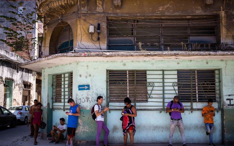 O δύσκολος δρόμος της Κούβας προς το ελεύθερο Wi – Fi