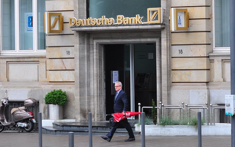 BBC: Την ημέρα που η Deutsche Bank ανακοίνωνε 18.000 απολύσεις, στελέχη της έραβαν κοστούμια 1.300 ευρω