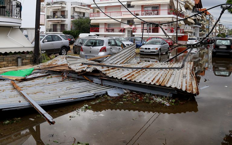 «Μάχη» για την αποκατάσταση της ηλεκτροδότησης στη Χαλκιδική μετά το φονικό πέρασμα της καταιγίδας (φωτογραφίες – βίντεο)