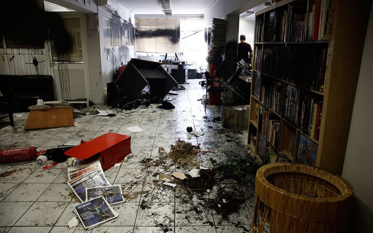 Επίθεση «Ρουβίκωνα» στην Athens Voice – Κατέστρεψαν γραφεία και πέταξαν μαύρες μπογιές (φωτογραφίες – βίντεο)