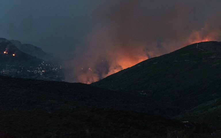 Μάχη με τις φλόγες για δεύτερη νύχτα στην Εύβοια – Φόβοι για αναζωπυρώσεις