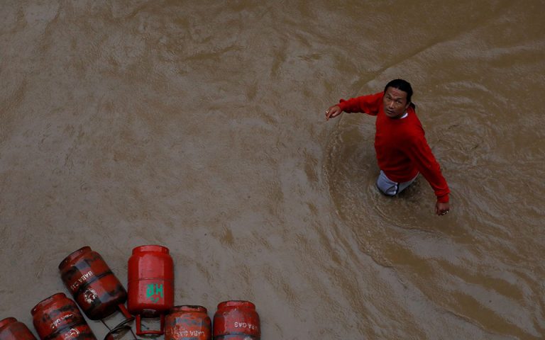 Τουλάχιστον 55 νεκροί και 30 αγνοούμενοι στο Νεπάλ από πλημμύρες