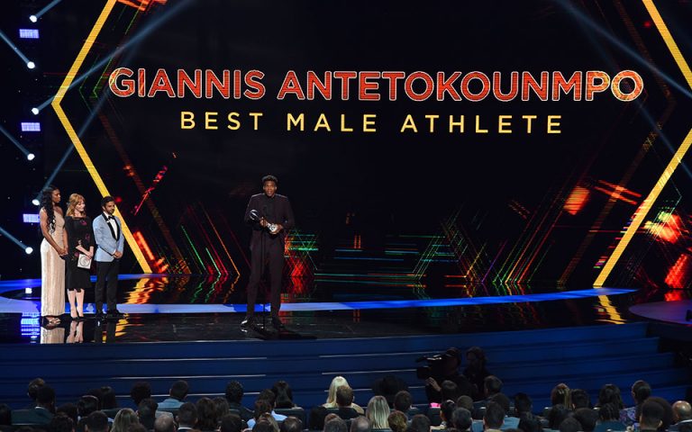 Ο Γιάννης Αντετοκούνμπο ψηφίστηκε ως κορυφαίος άνδρας αθλητής των ΗΠΑ