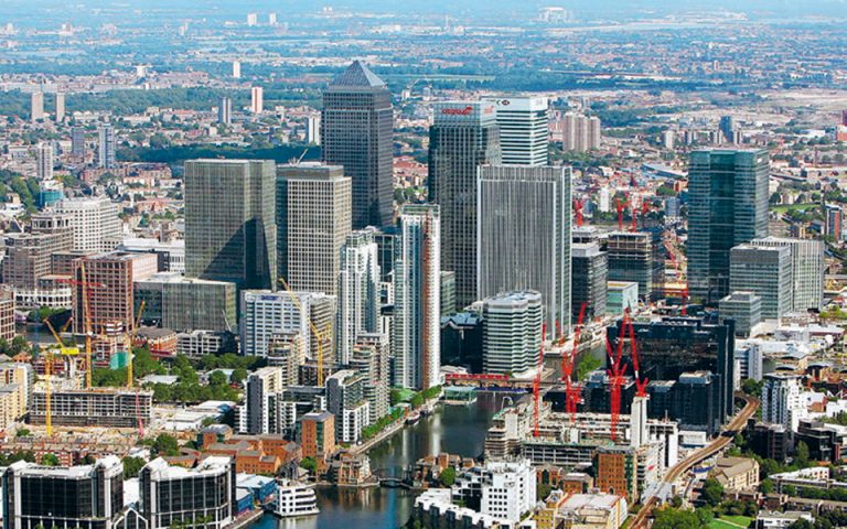 Μεγάλες τράπεζες μειώνουν προσωπικό στο Λονδίνο
