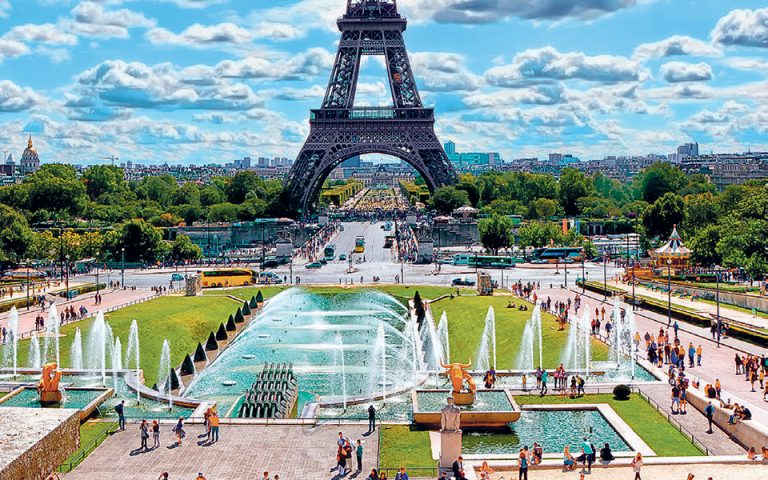 Δυσφορούν οι Παριζιάνοι εξαιτίας του μαζικού τουριστικού ρεύματος