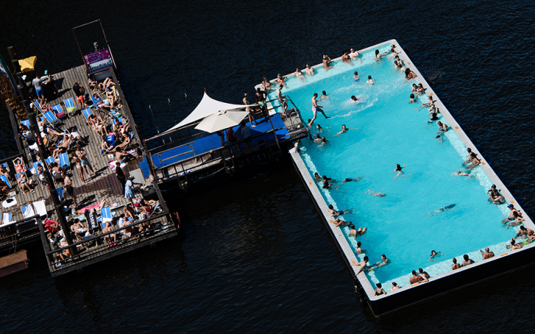 «Παρηγοριά» στον καύσωνα η τεχνητή πισίνα μέσα σε ποτάμι στο Βερολίνο (φωτογραφίες)