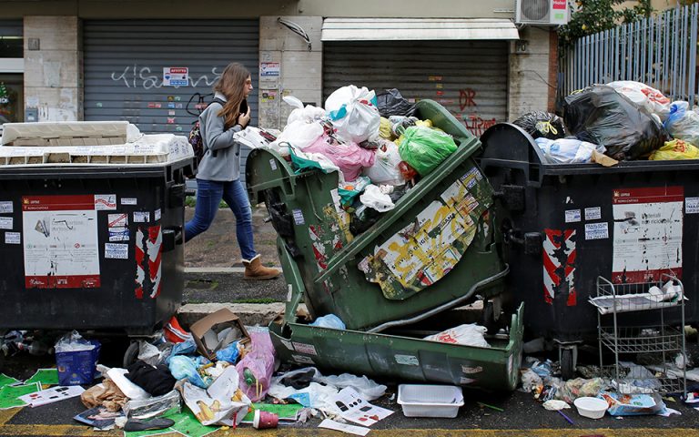 Η Ρώμη «πνίγεται» στα σκουπίδια