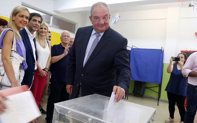 Θεσσαλονίκη: Το εκλογικό του δικαίωμα άσκησε ο πρώην πρωθυπουργός Κ. Καραμανλής