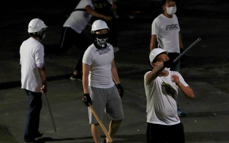 Χονγκ Κονγκ: Πρωτοφανής βία από άγνωστους μασκοφόρους εναντίον διαδηλωτών