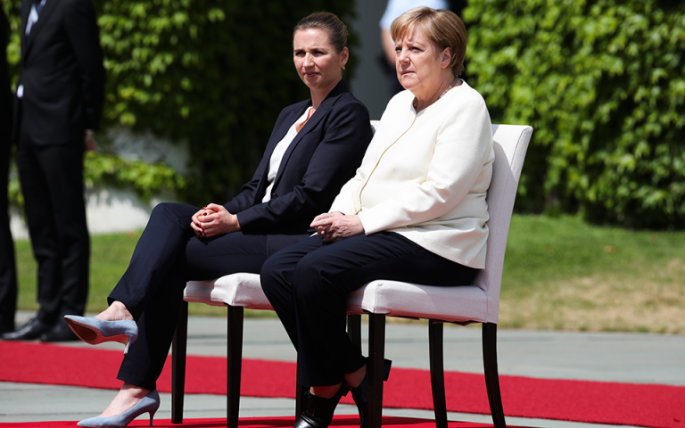 Η Μέρκελ καλωσόρισε καθιστή την πρωθυπουργό της Δανίας μετά τα «επεισόδια τρόμου»