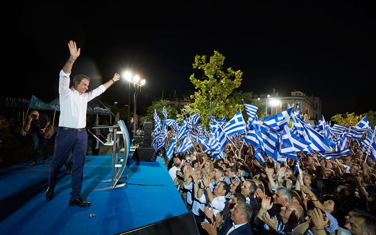 Guardian: Η αναγεννημένη ΝΔ έτοιμη να κερδίσει τις ελληνικές εκλογές