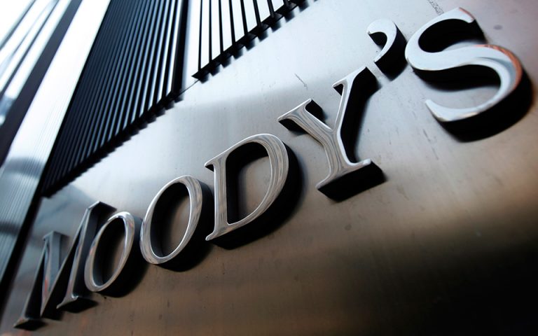 Η Moody’s αναβάθμισε σε θετική από σταθερή την προοπτική του αξιόχρεου των καταθέσεων ελληνικών τραπεζών