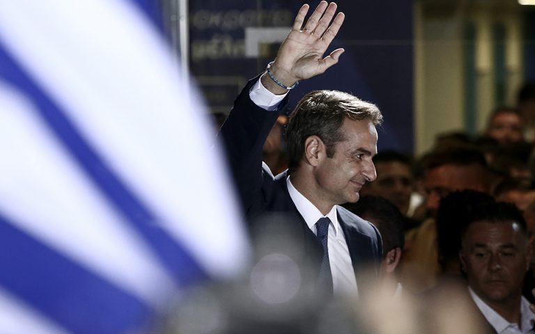 FT: «Σαρωτική νίκη» της κεντροδεξιάς στην Ελλάδα