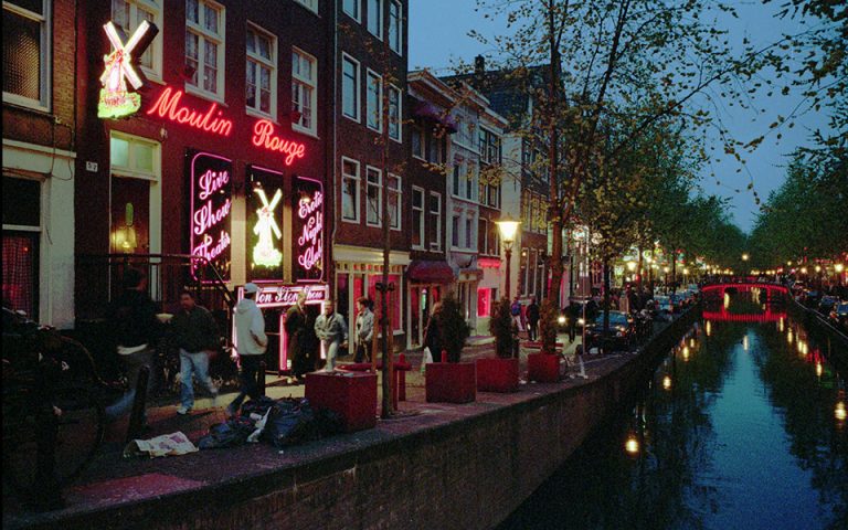 Αναμορφώνει τα «κόκκινα φανάρια» του Άμστερνταμ η πρώτη γυναίκα δήμαρχος της πόλης