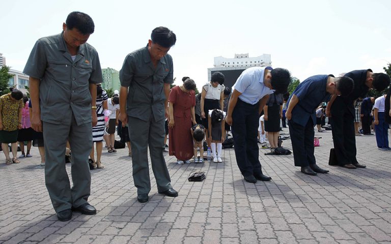 Τρίλεπτη εθνική υπόκλιση στη Βόρεια Κορέα (βίντεο – φωτογραφίες)